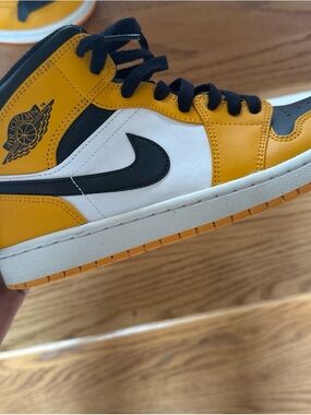 Jordan Low Top Sneaker in Yellow, Black, White